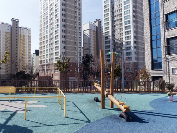 Speeltuin Voor Kinderen Grote Gebouwen Rijke Omgeving Van Yeosu Stad — Stockfoto