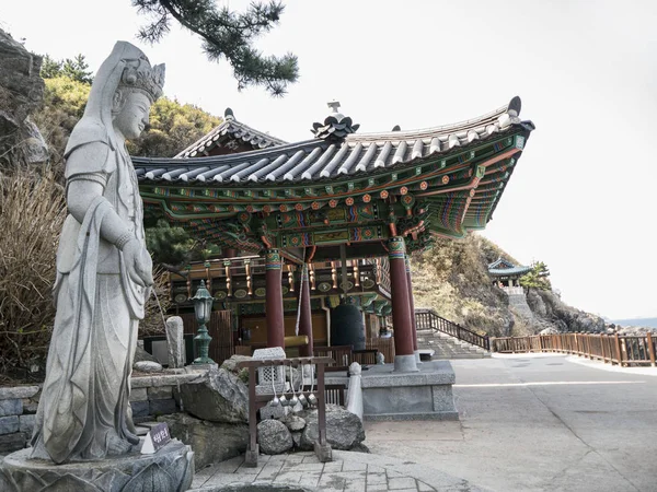 Estátua Buda Casa Tradicional Coreana Atrás Templo Naksansa Coreia Sul — Fotografia de Stock