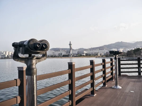 桟橋や背景には 韓国の束草市内観測双眼鏡 — ストック写真