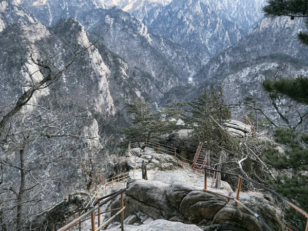 美しい山々 のピーク 韓国雪岳山国立公園 — ストック写真