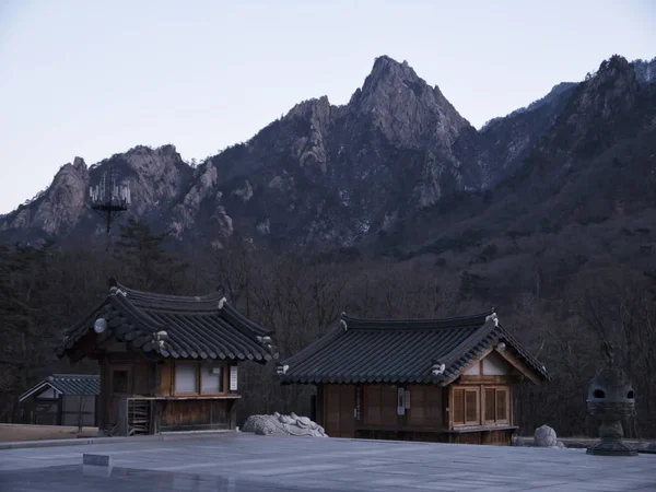 Case Asiatiche Nel Tempio Sinheungsa Parco Nazionale Seoraksan Corea Del — Foto Stock