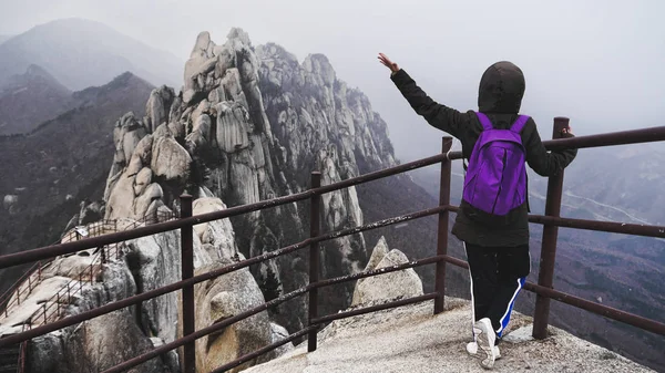 Ragazza Piedi Cartello Tra Belle Montagne Parco Nazionale Seoraksan Corea — Foto Stock