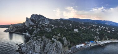 Panorama. Karadeniz yakınındaki güzel rock. Crimea