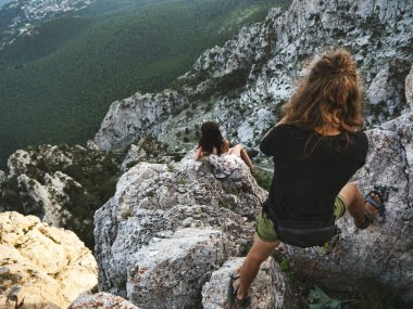 Adam kızın fotoğrafını dağ tepe üzerinde yapıyor. AI-Petri dağ, Crimea