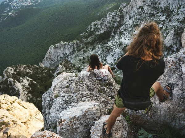 Adam kızın fotoğrafını dağ tepe üzerinde yapıyor. AI-Petri dağ, Crimea