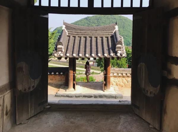 Ragazza Nell Arco Tradizionale Nel Tempio Naksansa Corea Del Sud — Foto Stock