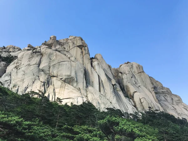 韓国の雪岳山国立公園での大きな岩 — ストック写真