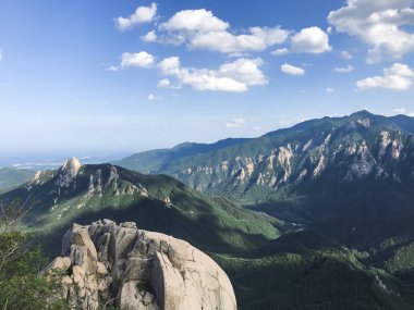 Dağ tepe Seoraksan Milli Parkı görünümden. Güney Kore