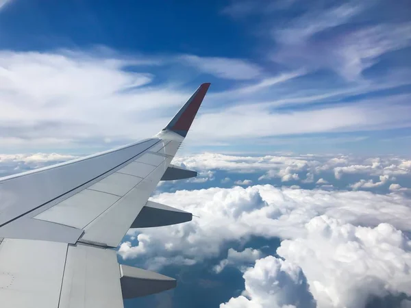 美しい雲に飛行機からの眺め ロイヤリティフリーのストック写真