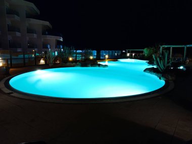 Sweeming havuz mavi ışık ile. Yaz gecesi Hugharda City, Mısır