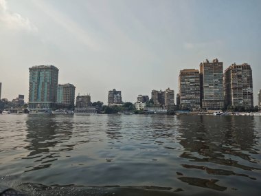 Büyük binalar sahil Nil Nehri üzerinde. Cairo city, Mısır