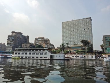 Büyük binalar sahil Nil Nehri üzerinde. Cairo city, Mısır