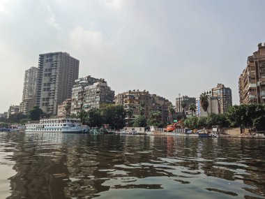 Büyük binalar sahil Nil Nehri üzerinde. Cairo city, Mısır