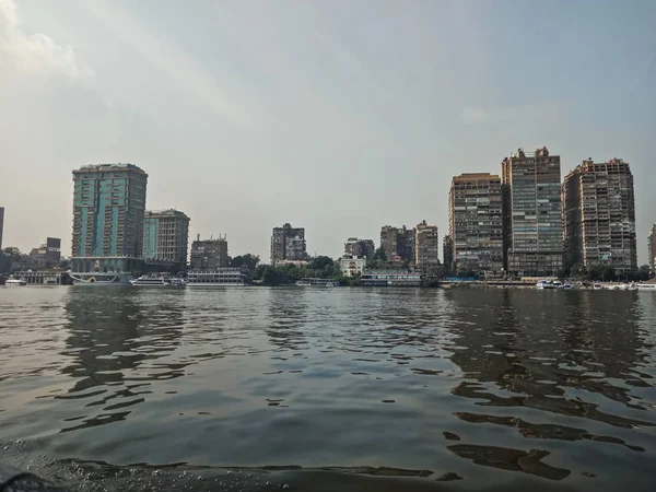 Büyük binalar sahil Nil Nehri üzerinde. Cairo city, Mısır