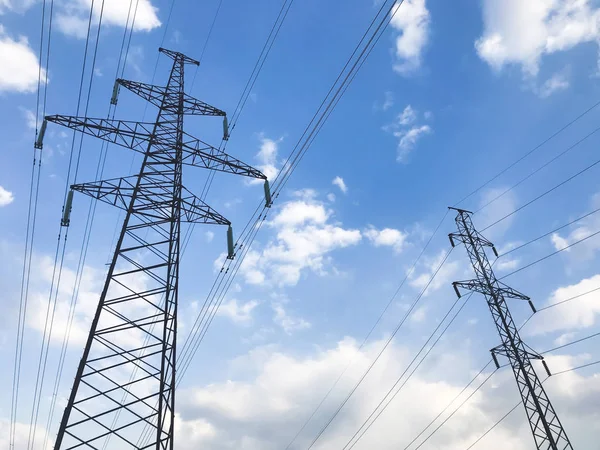 送電線背景に高電圧ポールと青空 ストック写真