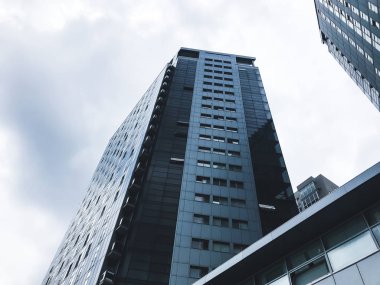 Kharkov şehrinde büyük binalar, Ukrayna. Yüksek teknoloji mimarisi. B