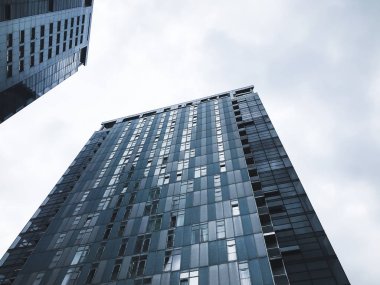 Kharkov şehrinde büyük binalar, Ukrayna. Yüksek teknoloji mimarisi. B