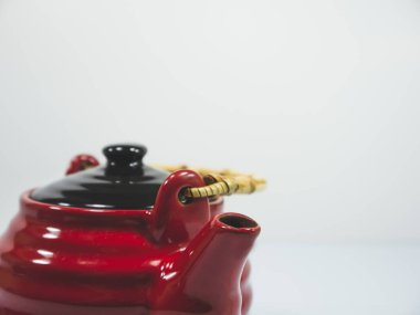 Beyaz arka plan üzerinde kırmızı Çin çaydanlık