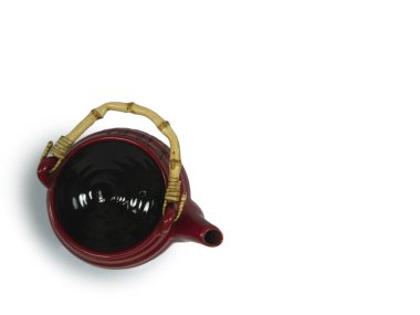 Kırmızı çin çaydanlık beyaz bir arka plan üzerinde izole, üst görünümü 