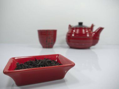 Çin çayı ve bachground bir fincan ile kırmızı bir çaydanlık
