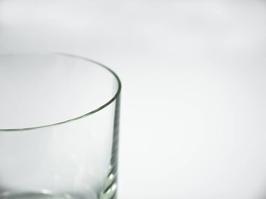 Beyaz arka plan üzerinde boş bardak