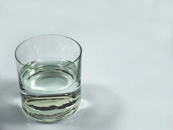 Setengah gelas penuh pada latar belakang putih — Stok Foto
