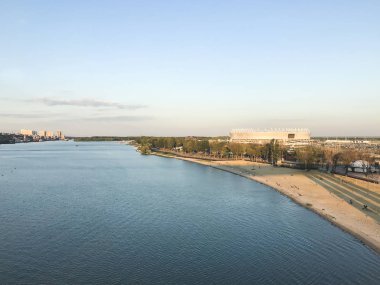 Arka planda bir köprü ve stadyumdan Don nehrine görünüm.