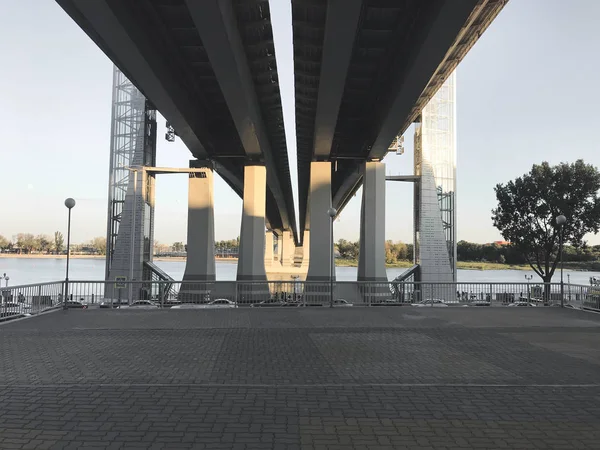 Gran puente de hormigón en la ciudad de Rostov am Don. Vista inferior — Foto de Stock