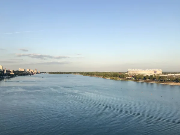 Vista para o rio Don de uma ponte. Rostov em Don City, Rússia — Fotografia de Stock