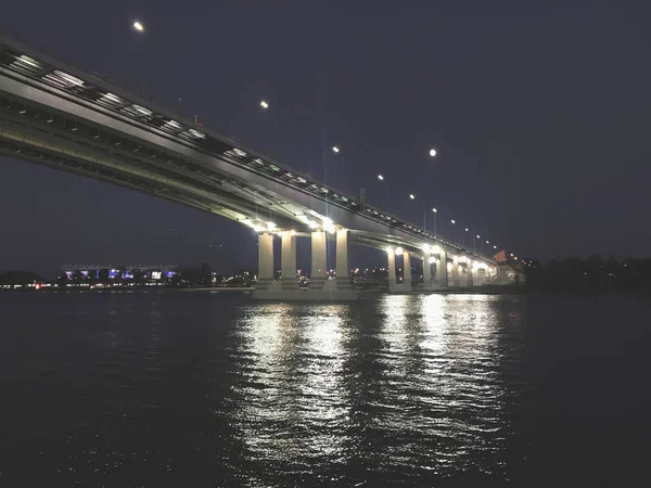 夜のドン川下の大きなコンクリート橋。ロストフ・アム・ドン ロイヤリティフリーのストック画像