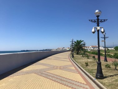 Adler şehrinin sahilinde yaz sabahı, Rusya