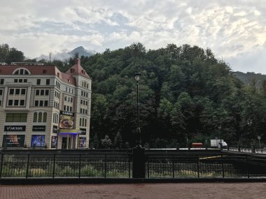 Soçi / Rusya - Ağustos 2019: Roza Khutor'da güzel bina