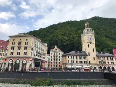 Soçi / Rusya - Ağustos 2019: Dağ nehri güzel bir buildi