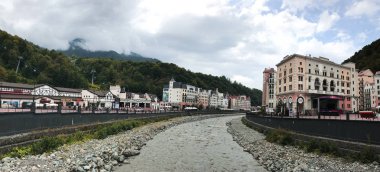 Soçi / Rusya - Ağustos 2019: Panorama. Dağ nehri bir güzellik