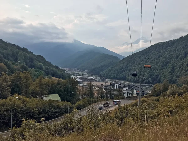 Gebirgsstraße und Auto in roza khutor — Stockfoto