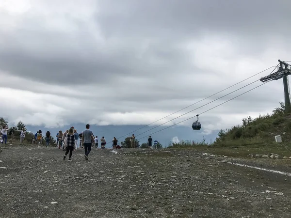 Sochi / Rússia - Agosto 2019: O teleférico nas montanhas do Cáucaso — Fotografia de Stock