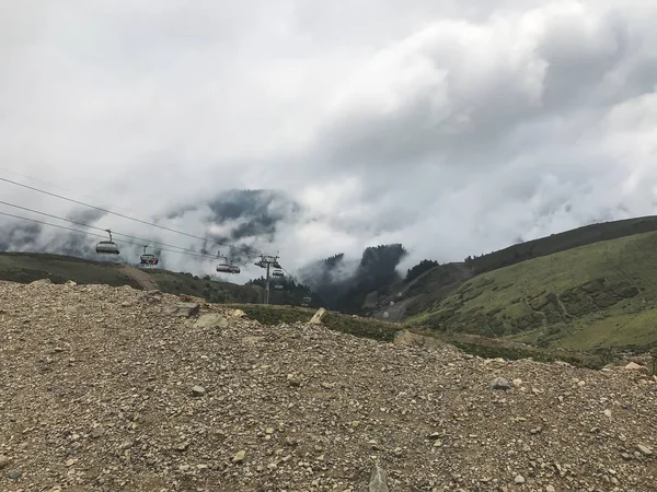 As montanhas do Cáucaso envolvem nuvens. Roza Khutor, Rússia — Fotografia de Stock