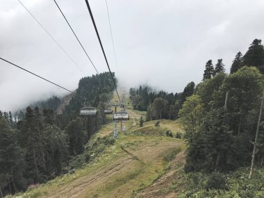 Kafkasya dağlarındaki teleferik. Soçi bölgesi, Roza Khutor, Ru