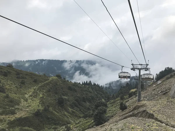 O teleférico nas montanhas do Cáucaso. Sochi area, Roza Khutor, Ru — Fotografia de Stock