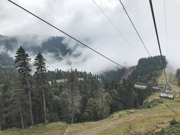 The cable car in Caucasus mountains. Sochi area, Roza Khutor, Ru — ストック写真