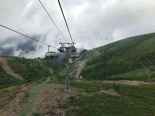 O teleférico nas montanhas do Cáucaso. Sochi area, Roza Khutor, Ru — Fotografia de Stock