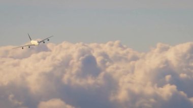 Gün batımında beyaz bulutların üzerinde uçan uçak görüntüsü, 3D