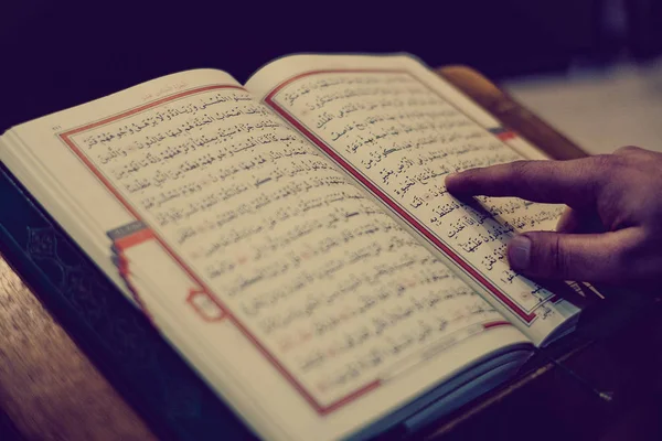Man Die Koran Bestuderen — Stockfoto