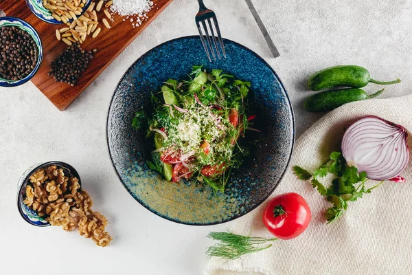 Saladeira verde com legumes — Fotografia de Stock