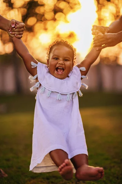 Bir buçuk yıl boyunca Afro-Amerikan bir kız çimlerin etrafında dolaşıp ailesinin elini tutarak adımlarını atıyor.