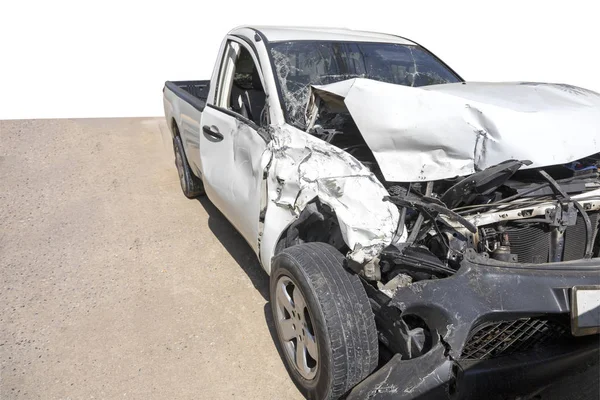 Front des weißen Autos mit Pick-up beschädigt und durch Unfall auf dem Parkplatz gebrochen kann nicht mehr fahren. Sparen mit Schneideweg — Stockfoto