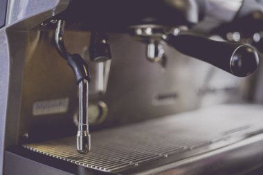 Kahve dükkanındaki kahve makinesinin yakın çekimi. Len bulanıklaştırma efekti. Yumuşak odaklama ve Buhar Süt sopa odaklanmak. Vintage tarzı ile Süreç