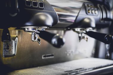 Kahve dükkanındaki kahve makinesinin yakın çekimi. len bulanıklaştırma etkisi. Vintage tarzı ile Süreç