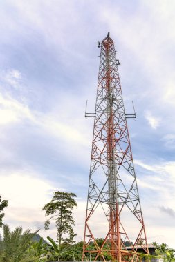 mavi gökyüzü arka plan ile cep telefonu iletişim ve ağ sinyal tekrarlayıcı anten kulesi. Metin veya tasarım için kopyalama alanı ile