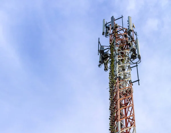 Mobiele telefoon communicatie en netwerksignaal repeater antenne toren met blauwe hemel achtergrond — Stockfoto